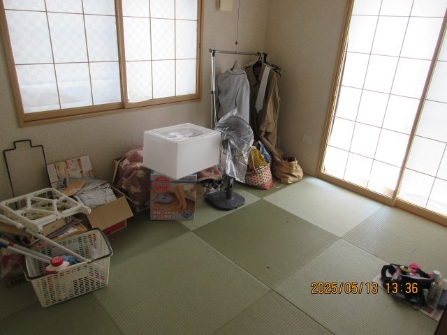 いわき市錦町沼ノ川中古住宅。陽当たり良好！デザイナーズ物件 不動産プラスの和室|一階のリビング隣には６帖の和室があります。琉球畳が良い雰囲気ですね。建具で仕切られてリビングから行き来可能なので使い勝手が非常に良い間取りですね。お引渡し時には動産の撤収を行います。