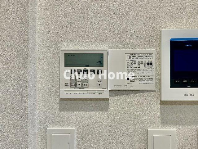荒川区東尾久2丁目新築分譲住宅の冷暖房・空調設備|【床暖房】冬は足元から暖めてくれる床暖房はエアコンとは違って埃が舞いませんので健康にも良さそうですね。