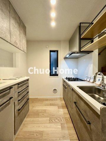 荒川区東尾久2丁目新築分譲住宅のキッチン|ワイドで収納豊富なシステムキッチン