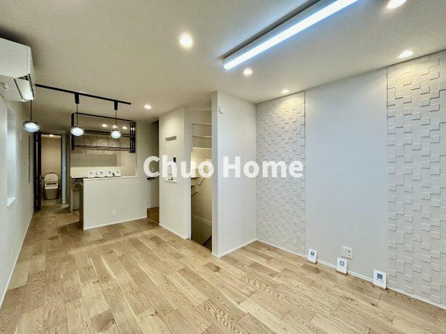 荒川区東尾久2丁目新築分譲住宅のキッチン|視界に広がりを生むオープンなキッチン。料理や片付けをしながら、家族との会話を楽しんだり、リビングで遊ぶ子どもを見守れます。ご見学時には家具の配置などもイメージしながらぜひご覧になって見て下さい。