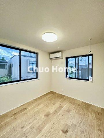荒川区東尾久2丁目新築分譲住宅の子供部屋|【子供部屋】お子様を持つ家庭の約6割が「家族や子どものため」に購入を希望。入学後の転校を避け、広い空間でのびのび育てたいなどの親心が、家探しのきっかけになっているようです。