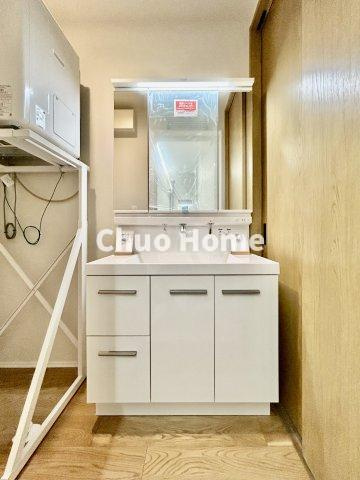 荒川区東尾久2丁目新築分譲住宅の独立洗面台|【洗面化粧台】洗面化粧台には三面鏡を採用。身だしなみを整えやすい事はもちろんですが、鏡の後ろに収納スペースを設ける事により、散らかりやすい洗面スペースをすっきりさせる事が出来るのも嬉しいですね