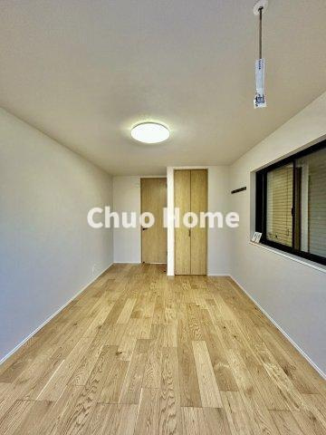 荒川区東尾久2丁目新築分譲住宅の洋室|【洋室】快適に過ごす条件は、一人ひとり違います。だからこそ飾り過ぎないシンプルな内装と偏り過ぎないデザインで統一しております。居住していく中でオーナー様だけの【マイホーム】に創り上げて下さい