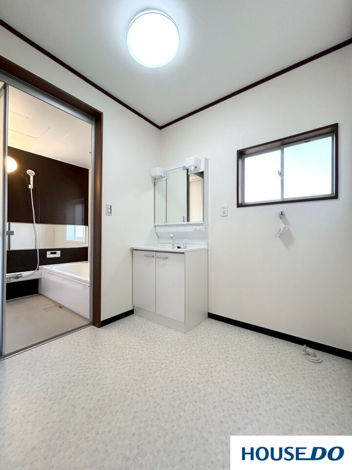 中古戸建　足利市駒場町の洗面所|ゆったりとスペースのある洗面所
