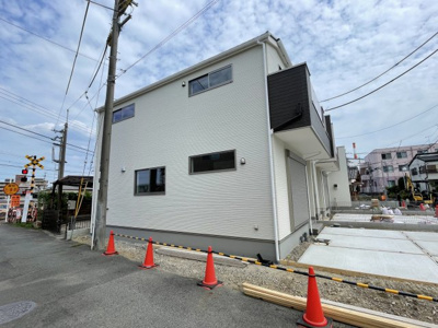 【外観】 | 別保２丁目　１期１号地 | 街に溶け合う美しい景観を生みだしているにも関わらず、採光や風通しを考えて設計された間取り。