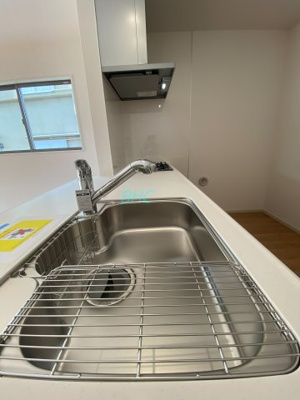 【キッチン】 | 別保２丁目　１期１号地 | 長い時間滞在するキッチンだからこそ、食事の準備を楽しい時間に、忙しい時でもスムーズに無駄なく作業できる、お手入れも簡単にできるなど、毎日を楽しくするキッチンスペースに仕上げました