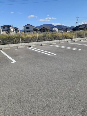 【駐車場】 | つきの詩Ⅰ | 駐車場があるので、車を買う予定の方も安心です