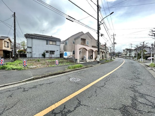 青梅市今寺５丁目　建築条件付土地　青梅線　河辺の前面道路含む現地写真|北側前面道路は幅員約12ⅿございます。
穏やかな住宅地に位置しております。
