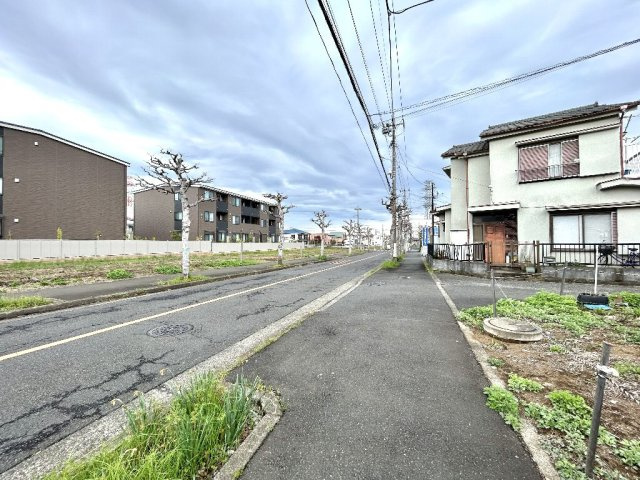 青梅市今寺５丁目　建築条件付土地　青梅線　河辺の前面道路含む現地写真|当該地より東向きに撮影しております。
見通しが良く、交通量が少ない道路です。