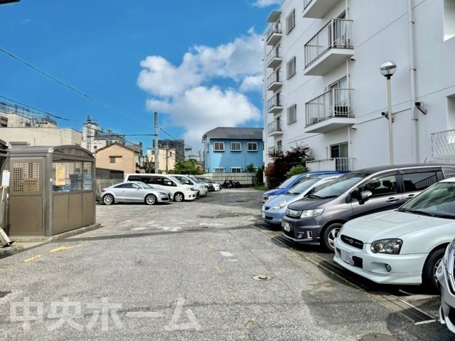 グリーンコーポ町屋の駐車場|【敷地内駐車場】最新の空き状況や費用などの詳細は担当スタッフまでお問い合わせください。