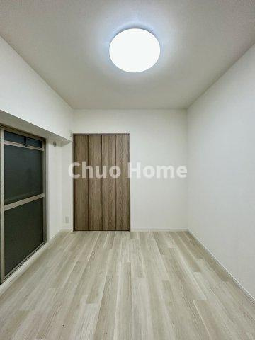グリーンコーポ町屋の寝室|【寝室】心と体をゆったりと安らげる主寝室。寝室のゆとりが大きい分だけ、暮らしの安らぎは深まります。一日の疲れを癒すだけでなく、ご夫婦の親密な語らいを紡ぎ出します