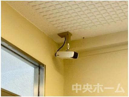 グリーンコーポ町屋の防犯設備|【防犯カメラ】何かあった時の大事な証拠になることももちろんなりますが、防犯というくらいですので大事なのは防犯カメラがあることによって抑止力につながることですよね。