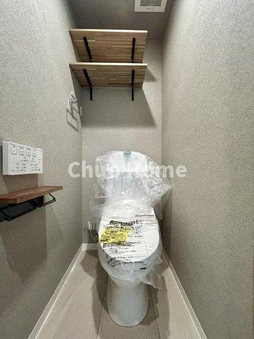 グリーンコーポ町屋のトイレ|【トイレ】 収納スペースをしっかりと確保した温水洗浄便座機能付きトイレ。温水洗浄便座は清潔にお使いいただくための大切なアイテムです。