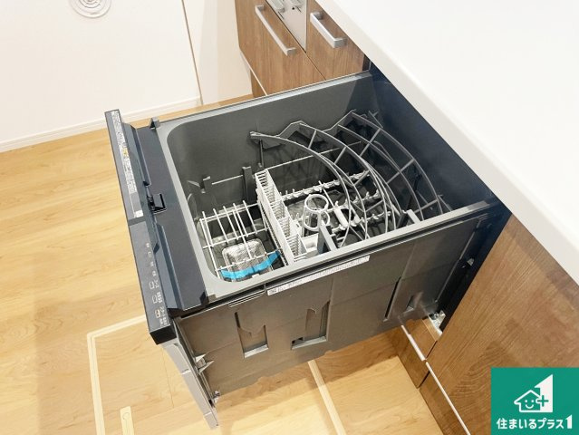 ★大津市別保　第1期　新築一戸建ての設備|食事後の一仕事、食器洗いをボタン一つでお任せできちゃいます！場所を取らないビルトイン式なので、お料理スペースもしっかり確保！