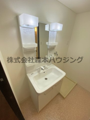 【独立洗面台】 | 　サンハイツ寝屋川 | 独立洗面台、小物を置くことができて便利です