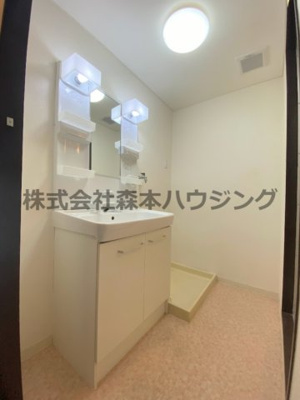 【洗面所】 | 　サンハイツ寝屋川 | 明るい洗面所です
