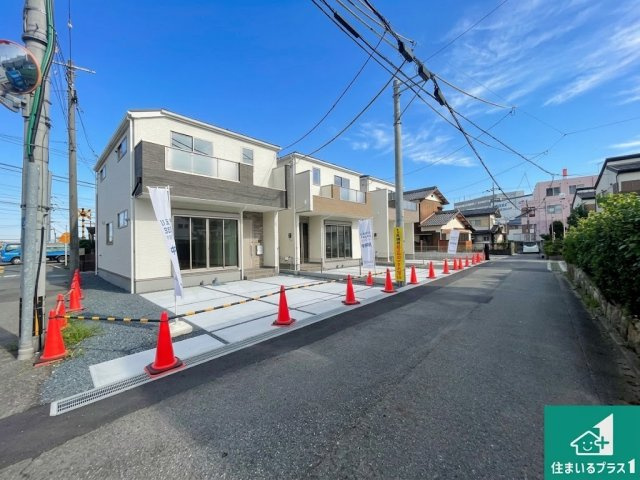 ★大津市別保　第1期　新築一戸建ての前面道路含む現地写真|周辺は閑静な住宅街！前面道路広々で車の出し入れも便利です。駐車が苦手な方でも安心して車庫入れできます！