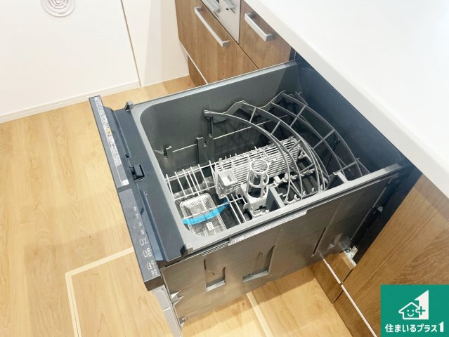 ★大津市別保　第1期　新築一戸建ての設備|食事後の一仕事、食器洗いをボタン一つでお任せできちゃいます！場所を取らないビルトイン式なので、お料理スペースもしっかり確保！