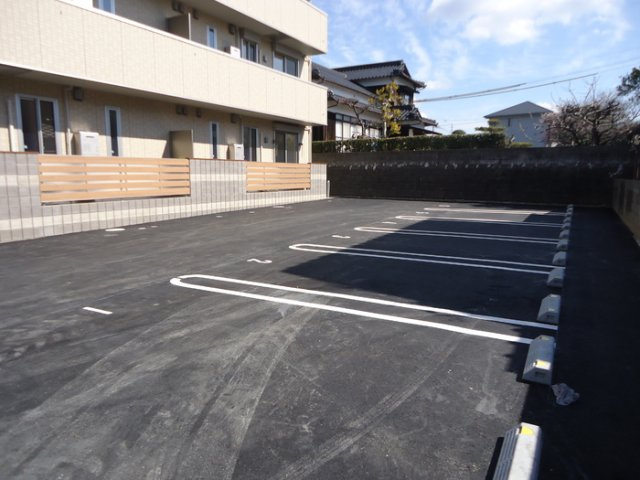 ルミエールみついの駐車場