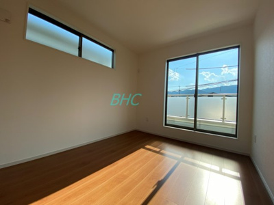【洋室】 | 別保２丁目　１期２号地 | クローゼットのあるお部屋！荷物を収納することでお部屋をスマートに見せることができます。気持ちの良い自分空間を♪