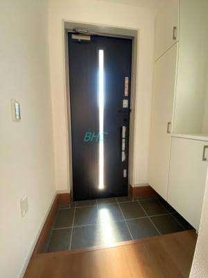 【玄関】 | 別保２丁目　１期２号地 | 明るく広々とした玄関は、開放感があり温かみを感じさせてくれます。シューズボックスも備えつけられていて、靴はもちろん掃除道具なども収納可能です！