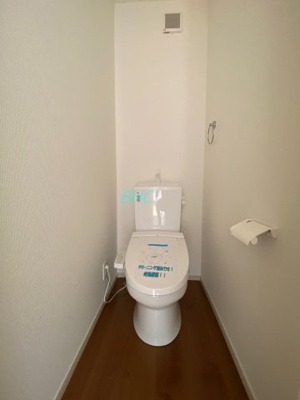 【トイレ】 | 別保２丁目　１期２号地 | シンプルでシャープなフォルムは、そのデザイン性だけでなく汚れが拭きやすくお手入れ簡単です。