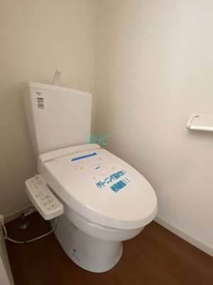【トイレ】 | 別保２丁目　１期２号地 | 白を基調とした清潔感のあるトイレ。
トイレ洗浄機能付きを標準完備、清潔な空間が印象的です。