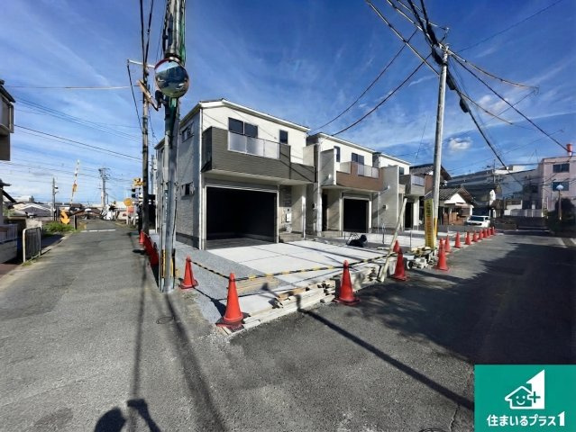 大津市別保　第1期　新築一戸建ての前面道路含む現地写真|周辺は閑静な住宅街！前面道路広々で車の出し入れも便利です。駐車が苦手な方でも安心して車庫入れできます！