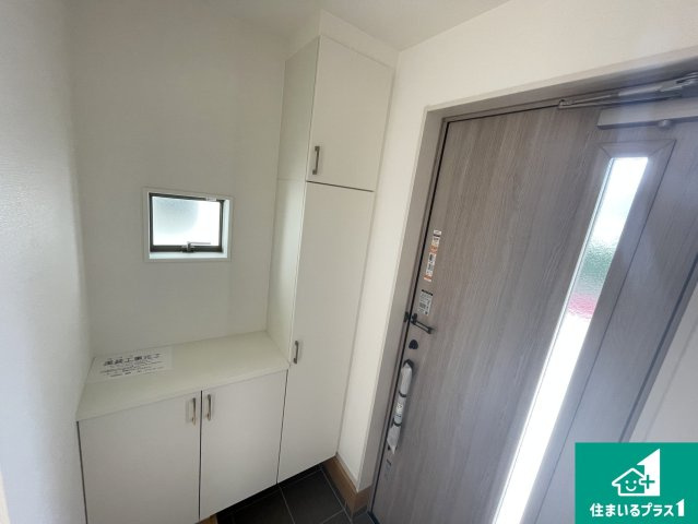 大津市別保　第1期　新築一戸建ての玄関|シューズボックスにはたくさんの靴が収納できるので玄関周りはいつもスッキリ！ご家族が増えても安心！
