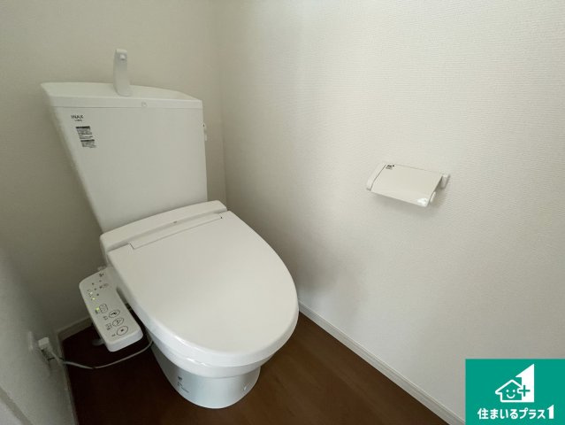 大津市別保　第1期　新築一戸建てのトイレ|1・2階の2ヶ所にあるので、朝の忙しい時間の順番待ちもなく、深夜の利用にも大変便利です。