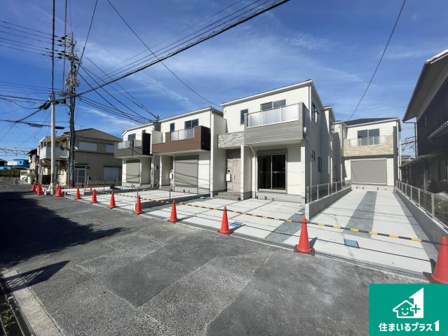 大津市別保　第1期　新築一戸建ての前面道路含む現地写真|周辺は閑静な住宅街！前面道路広々で車の出し入れも便利です。駐車が苦手な方でも安心して車庫入れできます！