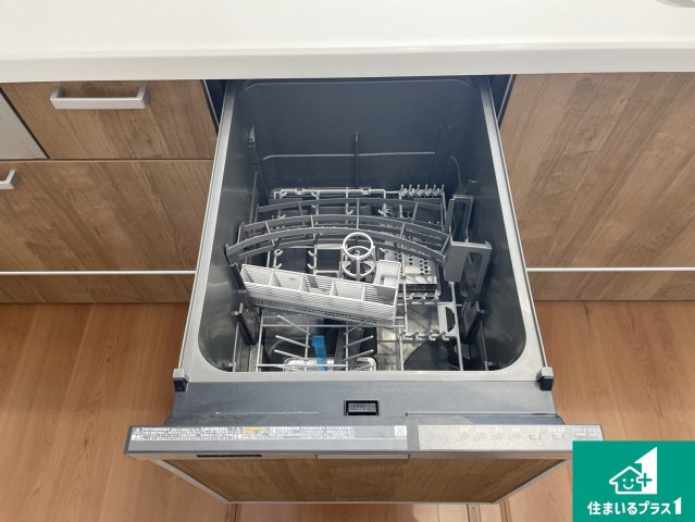 大津市別保　第1期　新築一戸建ての設備|食事後の一仕事、食器洗いをボタン一つでお任せできちゃいます！場所を取らないビルトイン式なので、お料理スペースもしっかり確保！
