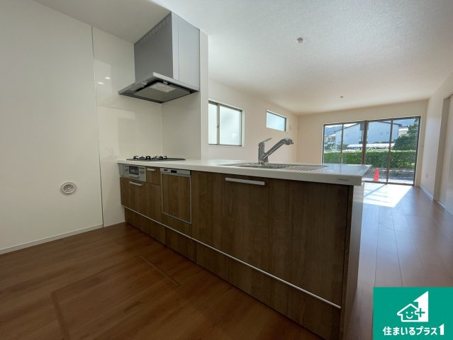 大津市別保　第1期　新築一戸建てのキッチン|リビングと統一感があり、使い勝手のいいキッチン。広々としているので、二人並んで作業が出来ちゃいます。お子様と一緒に色々なお料理に挑戦できるスペースがあります。
