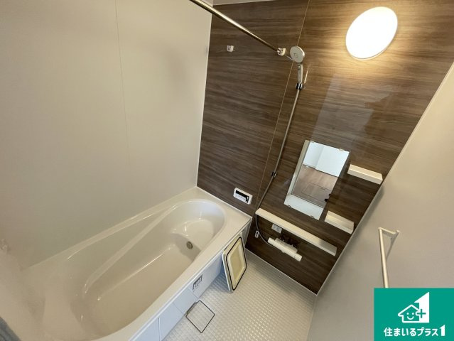 大津市別保　第1期　新築一戸建ての浴室|ゆったりと足を伸ばせる浴室は一日の疲れを癒してくれる大切な空間です。浴室乾燥機も設置しているので、雨の日の洗濯物も安心です♪