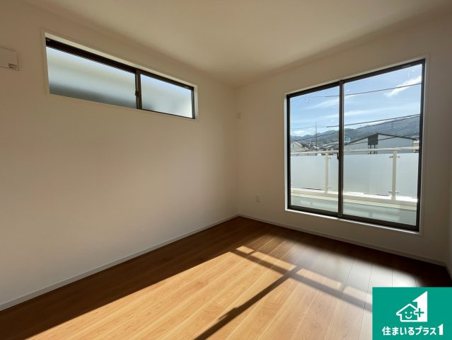 大津市別保　第1期　新築一戸建ての洋室|寝室は心地よい眠りについてもらいたくて、シンプルかつ開放的な空間な設計にしています！大きな窓から差し込む日が心地いいです♪