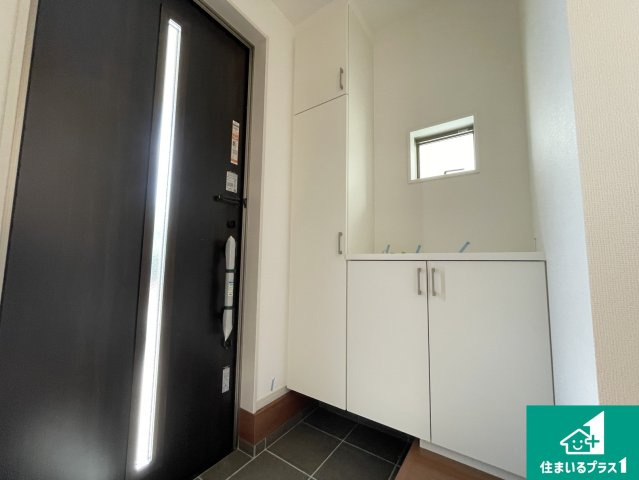 大津市別保　第1期　新築一戸建ての玄関|シューズボックスにはたくさんの靴が収納できるので玄関周りはいつもスッキリ！ご家族が増えても安心！