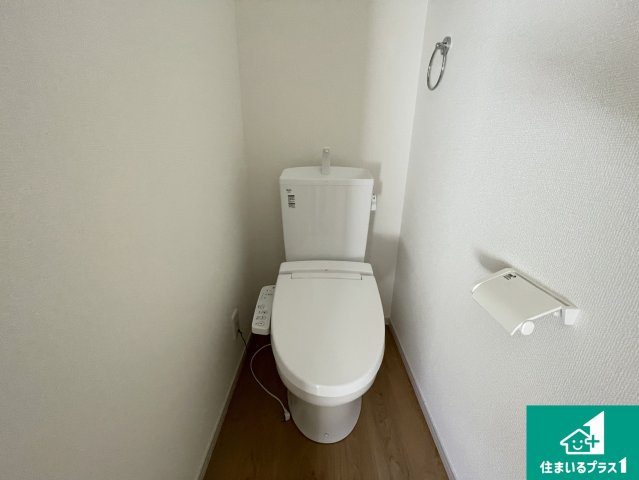 大津市別保　第1期　新築一戸建てのトイレ|1・2階の2ヶ所にあるので、朝の忙しい時間の順番待ちもなく、深夜の利用にも大変便利です。
