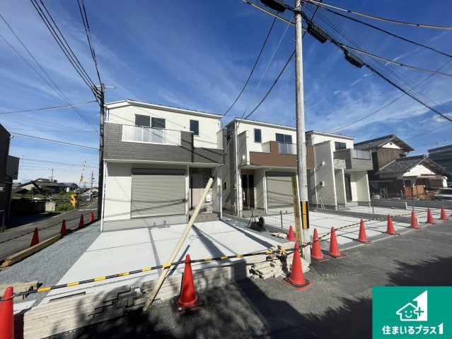 大津市別保　第1期　新築一戸建ての前面道路含む現地写真|周辺は閑静な住宅街！前面道路広々で車の出し入れも便利です。駐車が苦手な方でも安心して車庫入れできます！