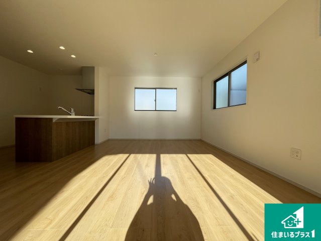 大津市別保　第1期　新築一戸建ての居間・リビング|シンプルなリビングは、観葉植物等のインテリアを楽しめますね！パパ好みにも、ママ好みにも家具次第で雰囲気を変えることができます！