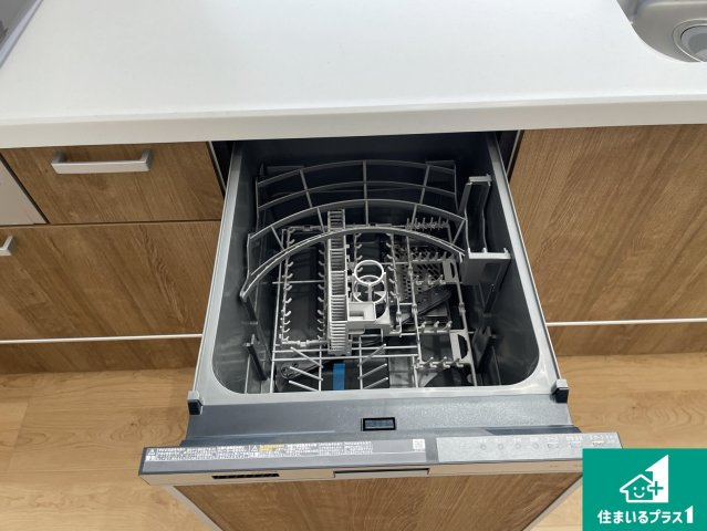 大津市別保　第1期　新築一戸建ての設備|食事後の一仕事、食器洗いをボタン一つでお任せできちゃいます！場所を取らないビルトイン式なので、お料理スペースもしっかり確保！
