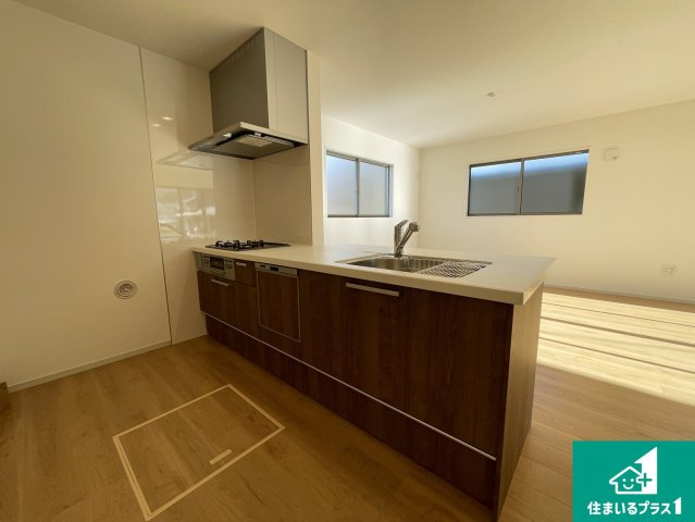 大津市別保　第1期　新築一戸建てのキッチン|リビングと統一感があり、使い勝手のいいキッチン。広々としているので、二人並んで作業が出来ちゃいます。お子様と一緒に色々なお料理に挑戦できるスペースがあります。
