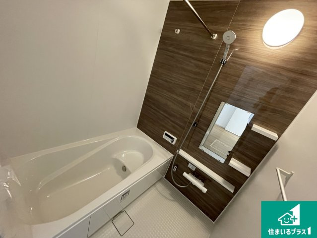 大津市別保　第1期　新築一戸建ての浴室|ゆったりと足を伸ばせる浴室は一日の疲れを癒してくれる大切な空間です。浴室乾燥機も設置しているので、雨の日の洗濯物も安心です♪