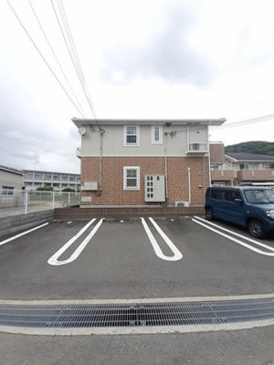 【駐車場】 | プリムローズ　Ⅰ | 駐車場に車を止められます