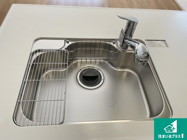 大津市別保　第1期　新築一戸建てのその他|蛇口の先端に浄水器を内蔵しています！原水と浄水、お湯と冷水、シャワーの切替えがワンタッチなので用途によって使い分けられます。