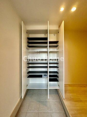 葛飾区亀有4丁目新築分譲住宅の玄関|【玄関】玄関には大型のシューズクローゼットを設置しておりますのでいつでもスッキリりとした空間を保てます。玄関周りを清潔に使うのはとても大事なことですよね。