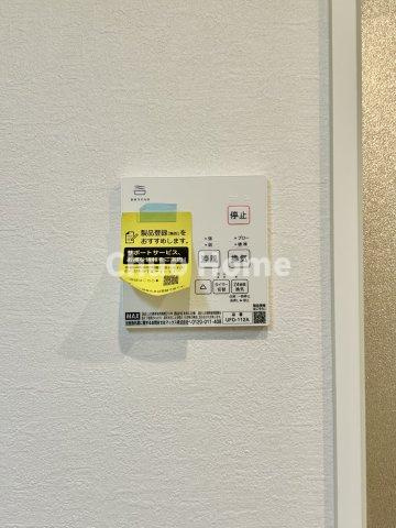 葛飾区亀有4丁目新築分譲住宅の浴室|【浴室乾燥機】暖房・冷風・換気・乾燥が可能です。毎日を快適に過ごせるうれしい機能が揃っています。雨の日の洗濯物も安心です。