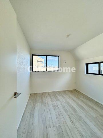 葛飾区亀有4丁目新築分譲住宅の子供部屋|【子供部屋】お子様を持つ家庭の約6割が「家族や子どものため」に購入を希望。入学後の転校を避け、広い空間でのびのび育てたいなどの親心が、家探しのきっかけになっているようです。