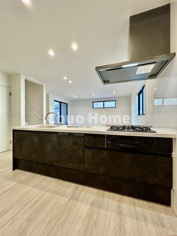 葛飾区亀有4丁目新築分譲住宅のキッチン|ワイドで収納豊富なシステムキッチン