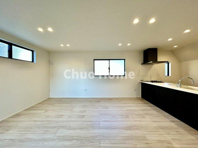 葛飾区亀有4丁目新築分譲住宅のダイニング|【ダイニング】忙しい朝でも、しっかり家族が揃って食事をして頂けるゆとりある大きさのダイニングスペース。奥様が作る手料理をカウンター越しに受けとって頂き、テーブルで囲む素敵な時間を存分に愉しんで下さい。