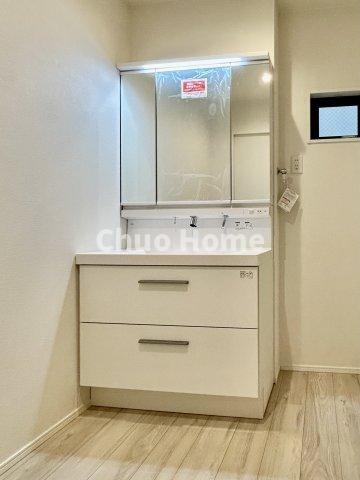 葛飾区亀有4丁目新築分譲住宅の独立洗面台|【洗面化粧台】洗面化粧台には三面鏡を採用。身だしなみを整えやすい事はもちろんですが、鏡の後ろに収納スペースを設ける事により、散らかりやすい洗面スペースをすっきりさせる事が出来るのも嬉しいですね